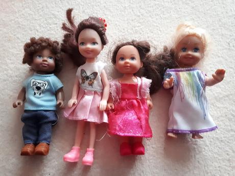 Čtyři panenky/kamarádky se stolečkem a židličkami,