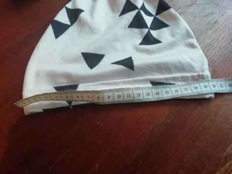 Čepička vel 2-4roky kouzelná -top stav, 86