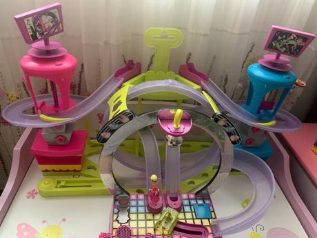 Korčuliarska dráha polly pocket s 2 bábikami, 