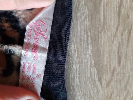 Fleesový overal značky decret, s