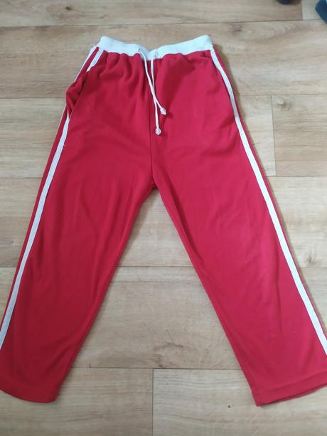 Červená teplákovka, 122