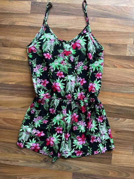 Letní overal, vel m, v prsou spíše s/m mshll girl, s