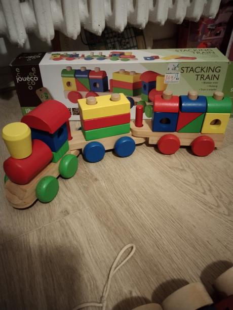 Dřevěný vláček a tahací housenka,