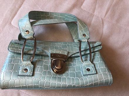 Svetle modra leskla kabelka mango, mango