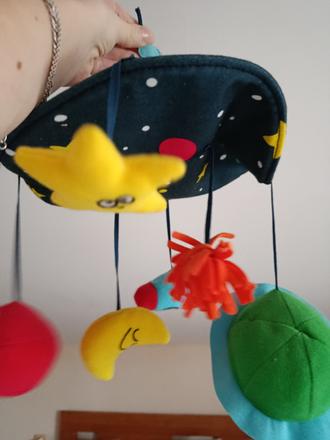 Kolotoč nad postýlku,