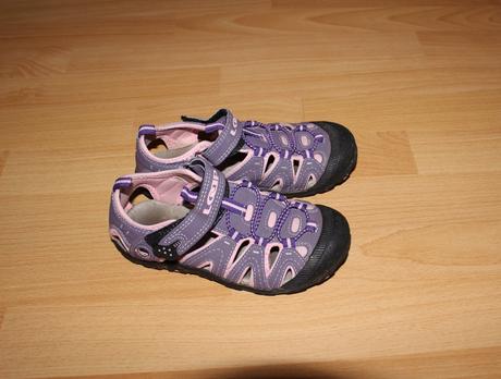 Trekové sandály, 32