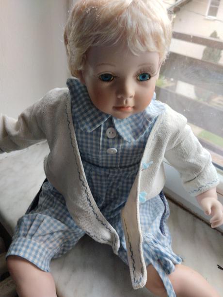 Sedící porcelánový kluk,