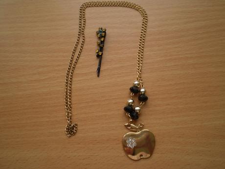 Pěkný řetízek ze zlatého kovu s přívěskem jablka,