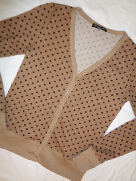 Nádherný hnědý puntikatý svetr, m