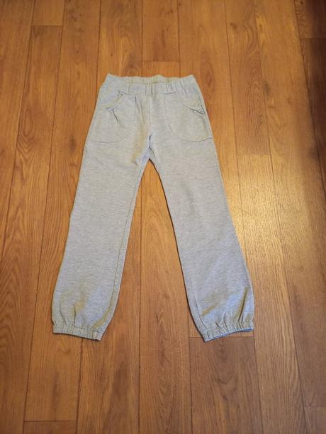 Šedé tepláky s kapsami, 134