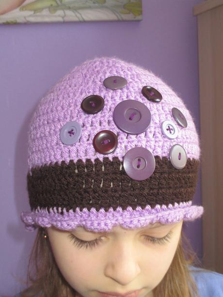 Čepička s knoflíčky vel. 5-9 let, 