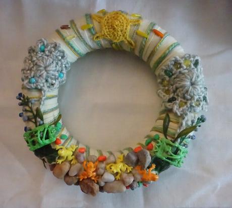 Ruční práce háčkovaný věnec žabičky cca 22 cm,