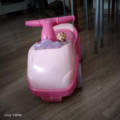 Odrážedlo autíčko,