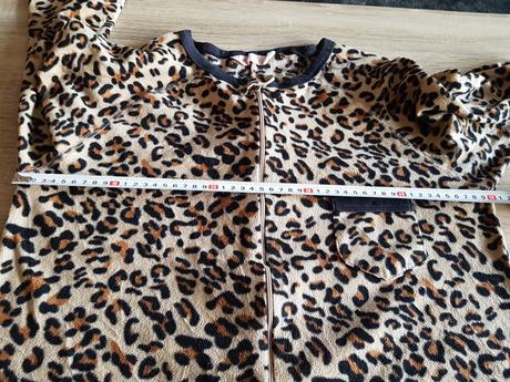 Fleesový overal značky decret, s