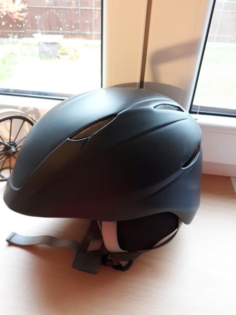 Kvalitní lehká značková helma na lyže scott, s