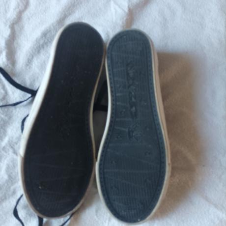 Černé lesklé plátěnky, 37