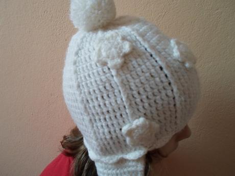 Bílá háčkovaná čepice ušanka, 122