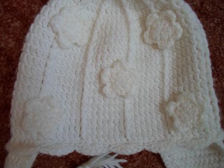 Bílá háčkovaná čepice ušanka, 122