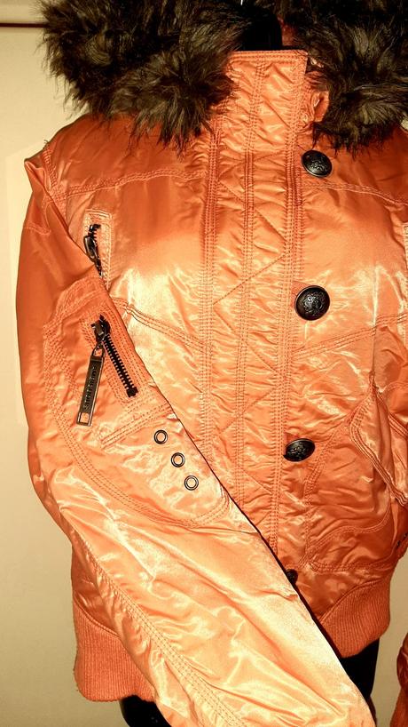 Zimní bunda lesklého vzhledu s kapucí, l
