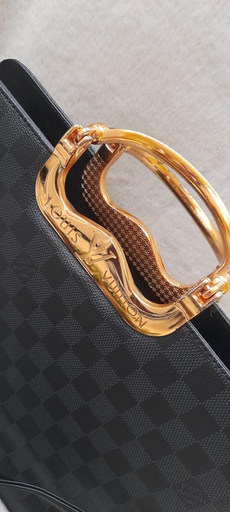 Elegantní kabelka se zlatými doplňky, 