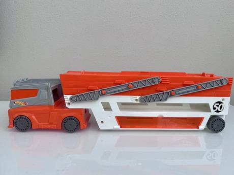 Mega tahač hot wheels, 
