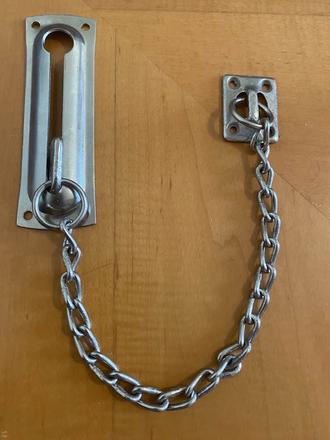 Bezpečnostní řetěz ke dveřím,