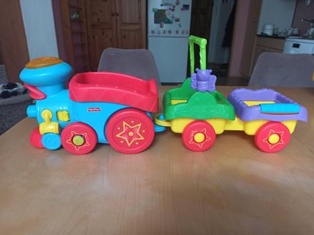 Vláček hraje, svítí, houká.,