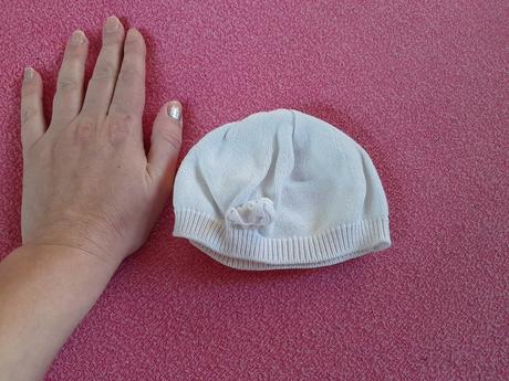 Malá přízová čepička z porodnice, <50