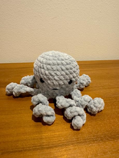 Háčkovaná hračka - chobotnička,