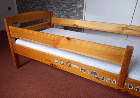 Dětská postýlka z masivního dřeva., šířka (cm): 80,délka (cm): 170