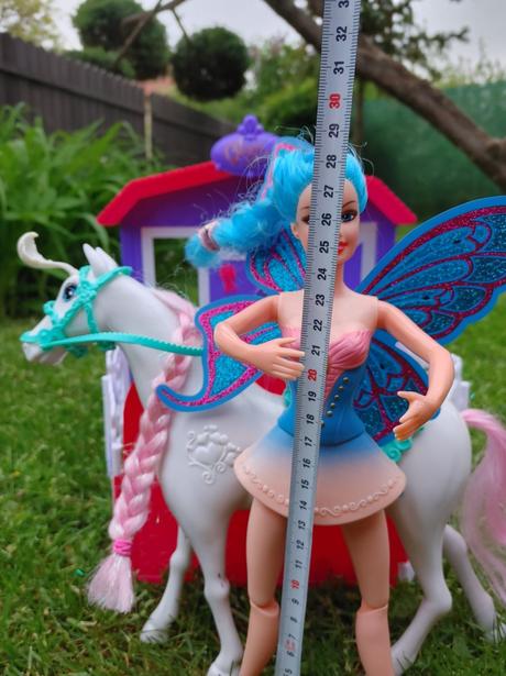 Kůň a koňská stáj a panenka, 