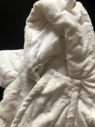 Bílá plyšová kombinéza, 74