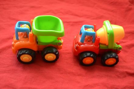 2x vyklápěcí autíčka, 