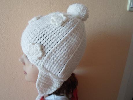 Bílá háčkovaná čepice ušanka, 122