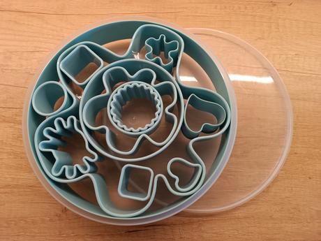 Plastová dóza s vykrajovátky, 