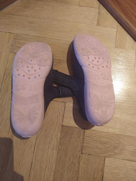 Dívčí bačkory, 33