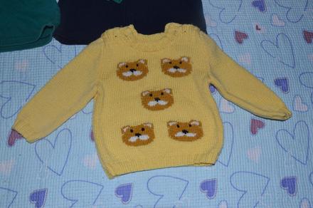 Žlutý svetr s medvídky, 80