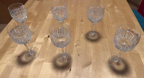 Šest broušených sklenic z křišťálu na víno, 