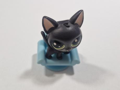 Littlest pet shop černá kočka na křesle,