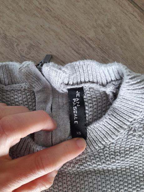 Šedý svetřík, 32