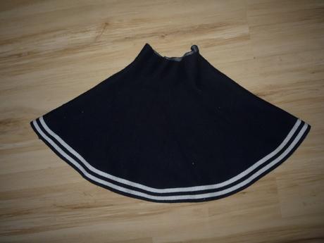 Teplejší tmavě modrá sukně, 134