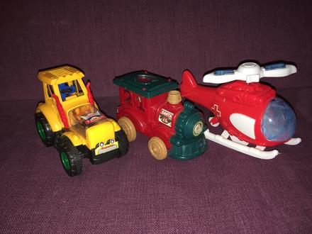 Tři natahovací hračky na setrvačník,