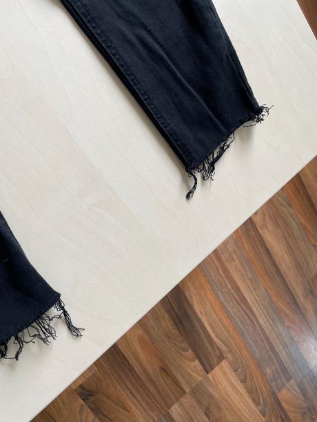 Džíny s nápisem love, vel m spíše pro s, tally wei, tally weijl,s