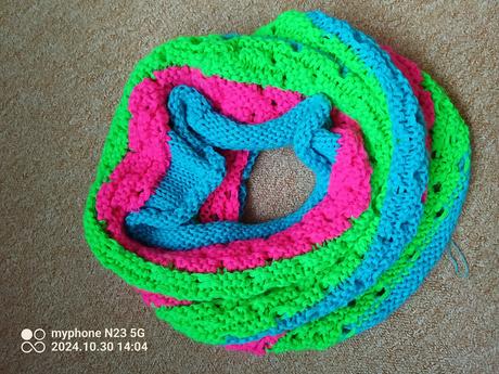 Nákrčník neonový,