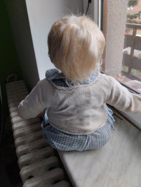 Sedící porcelánový kluk,