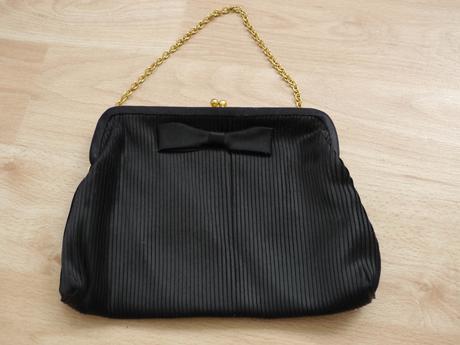 Kabelka na vecer se zlatym retizkem, 