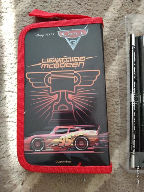 Penál s vybavením,