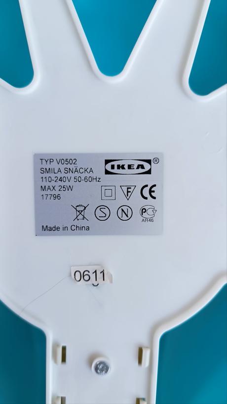 Ikea poličky a světlo,