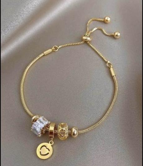 Náramek s přívěsky,