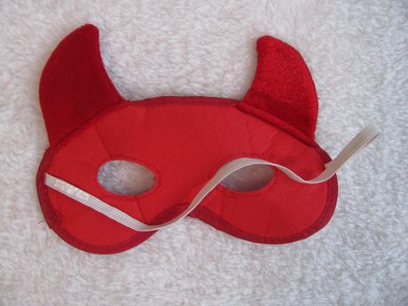 Krásná červená plesová škraboška s pajetkami, 